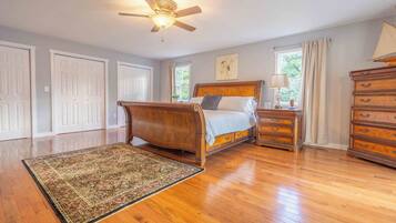 4 bedrooms, iron/ironing board, free WiFi, bed sheets