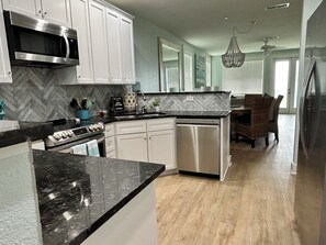 Mikrobølgeovn, ovn, kokeplater og oppvaskmaskin