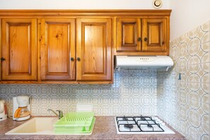 Een koelkast, een microgolfoven, een oven, een kookplaat