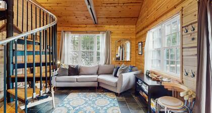 Cozy family friendly cottage near ocean with loft, washer/dryer and WIFI