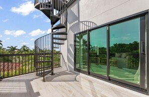 Property grounds - New 8 bedroom house with tropical oasis backyard! Heated pool and spa. (Sarasota)