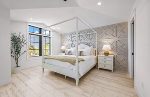 8 bedrooms, WiFi, bed sheets - New 8 bedroom house with tropical oasis backyard! Heated pool and spa. (Sarasota)