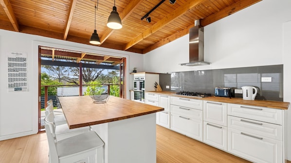 Fridge, microwave, oven, dishwasher - Boulevard Coastal Haven (Jan Juc)