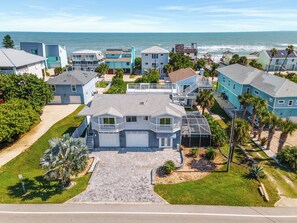 Un quartier résidentiel situé sur la côte, où les maisons sont dotées de balcons et offrent une vue sur l’océan.