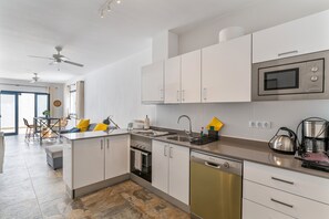 Køleskab, mikrobølgeovn, ovn, kogeplade