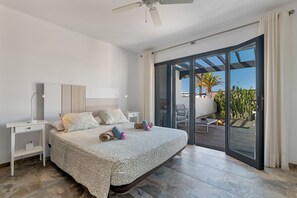 2 bedrooms, iron/ironing board, WiFi, bed sheets - Vacation Home 'Bidasoa 35' with Sea View, Private Terrace and Wi-Fi (Playa Blanca)