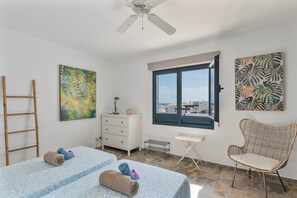 Een strijkplank/strijkijzer, wifi, beddengoed