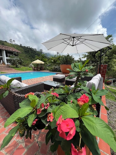 Spacious farm with breathtaking views nestled in the mountains of coffee country