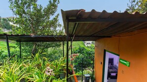 A covered outdoor area with a garden, a welcome sign, and a glimpse of a kitchen. - Studio 'Luci's House B' with Mountain Views, Shared Terrace, and Wi-Fi (São Jorge santana)