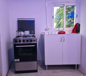Fridge, microwave, oven, stovetop - Studio Apartment 'Luci's House B' with Mountain View, Shared Terrace and Wi-Fi (São Jorge santana)