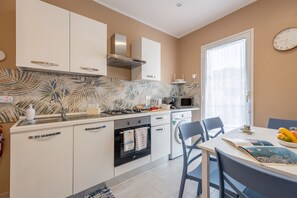 Frigorifero, microonde, forno, piano cottura