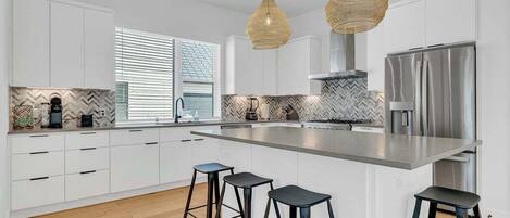 Refrigerador, microondas, horno, placa de cocina