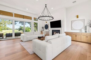 TV, fireplace