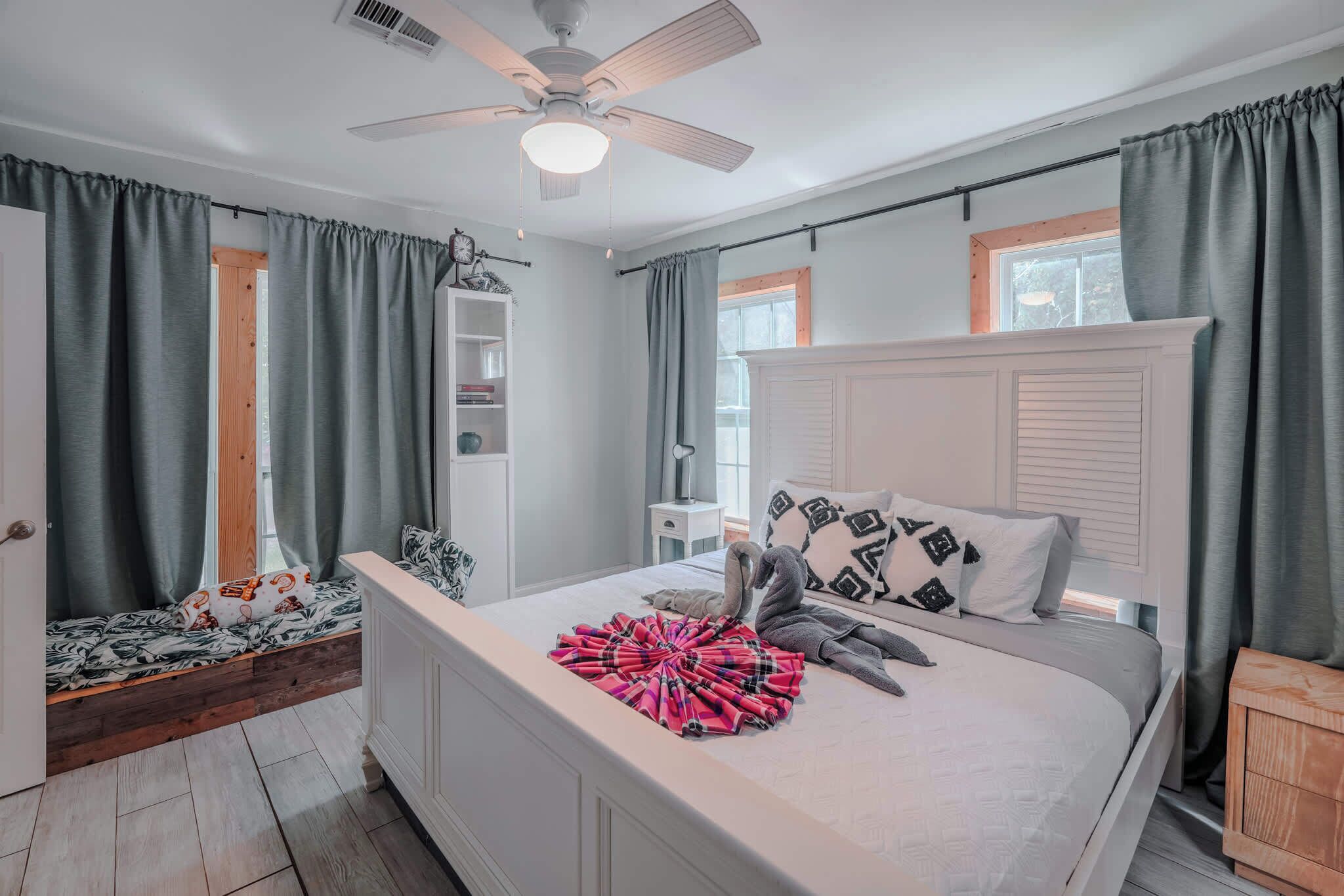 4 bedrooms, iron/ironing board, WiFi, bed sheets