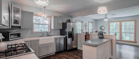 Kjøleskap, mikrobølgeovn, ovn og kokeplater