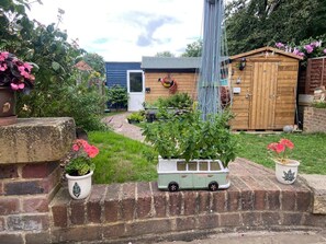 Property grounds - Cozy en-suite with exclusive private entrance (Great Bookham)