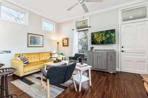 TV, offices - Cozy 1BR Cottage Near DT Farmers Market & Baylor (Waco)