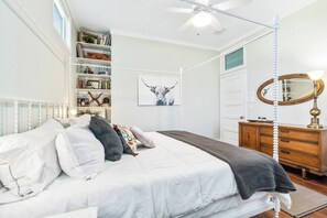 1 bedroom, iron/ironing board, WiFi, bed sheets - Cozy 1BR Cottage Near DT Farmers Market & Baylor (Waco)