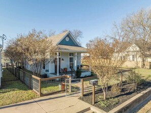 Exterior - Cozy 1BR Cottage Near DT Farmers Market & Baylor (Waco)
