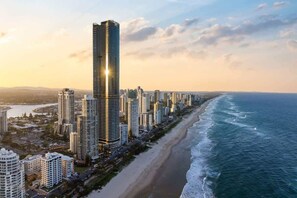 Beach nearby - The Wave - NEW Beachfront Skyhome 3BR Ocean Coastal View with Parking, Pool and GYM (Surfers Paradise)