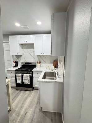 Kühlschrank, Mikrowelle, Herdplatte