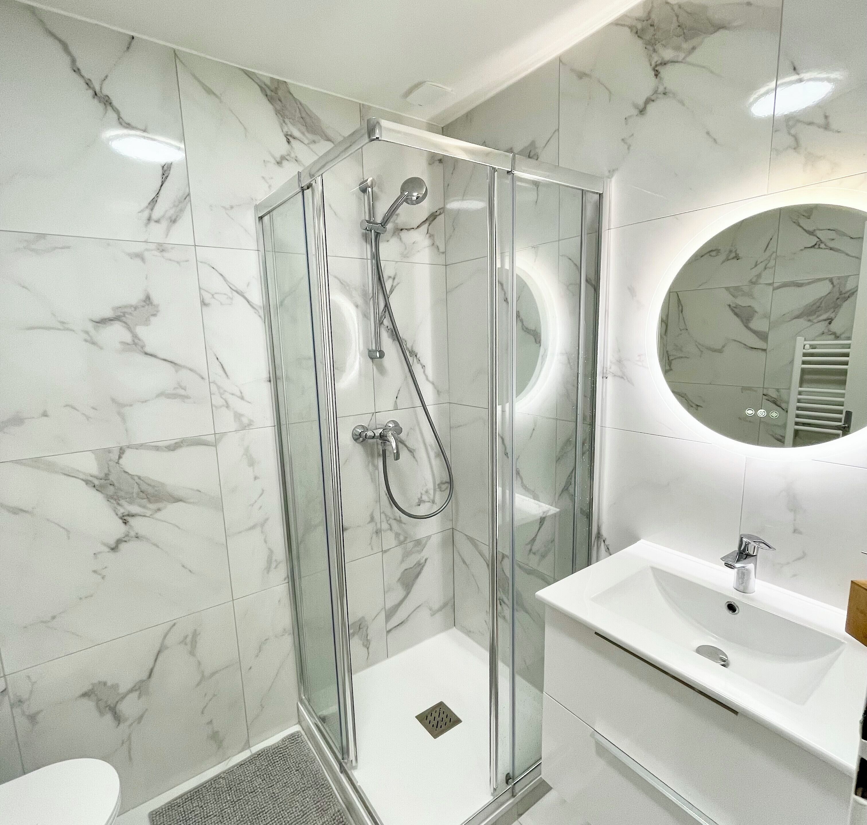 Sèche-cheveux, serviettes fournies