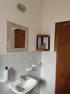 Superior Room, Mountain View | Bathroom - Hostel Cosmo (El Bolsón, Rio Negro, Argentina)