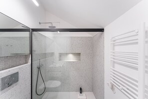 Douche, sèche-cheveux, serviettes fournies