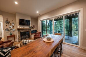 Smart TV y chimenea 