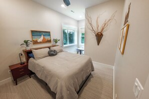 2 habitaciones, escritorio y tabla de planchar con plancha 