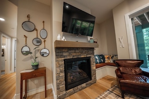 Smart TV, fireplace