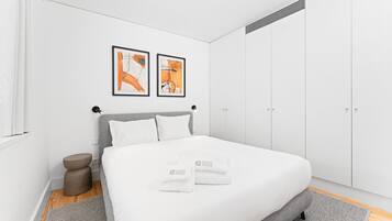 Iron/ironing board, Internet, bed sheets