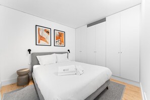Tabla de planchar con plancha, internet y ropa de cama 
