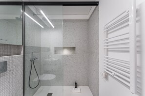 Shower, hair dryer, towels - GuestReady - D. Hugo Boutique Hotel B&B (1D) (Porto)