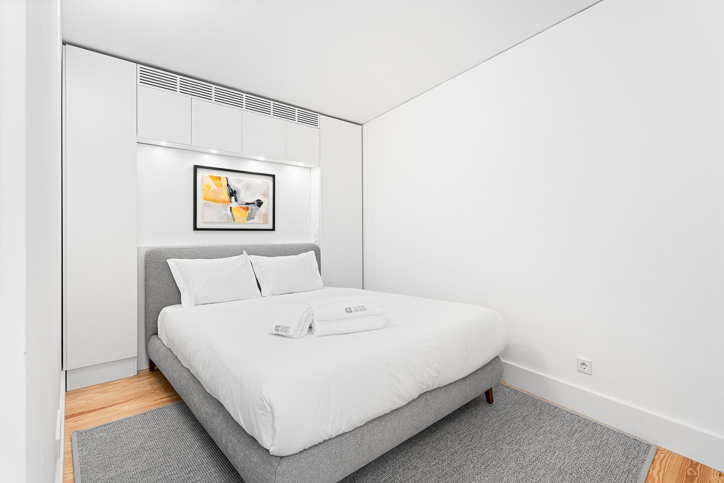 Strykejern/-brett, internettilgang og sengetøy