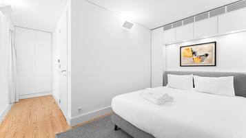 Iron/ironing board, internet, bed sheets