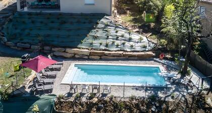 Villa « Gßte Les Bouches Rouges 6 Personnes » avec vue montagne, Wi-Fi et climatisation