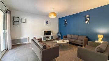 Een televisie en een tafeltennistafel