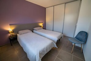 3 bedrooms, iron/ironing board, WiFi - Villa 'Gite Les Bouches Rouges 6 Personnes' with Mountain View, Wi-Fi and Air Conditioning (Vesseaux)