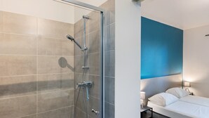 Bathroom - Villa 'Gite Les Bouches Rouges 6 Personnes' with Mountain View, Wi-Fi and Air Conditioning (Vesseaux)