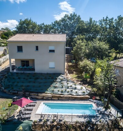 Villa 'Gite Les Bouches Rouges 6 Personnes' with Mountain View, Wi-Fi and Air Conditioning