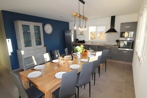 Dining - Villa 'Gite Les Bouches Rouges 6 Personnes' with Mountain View, Wi-Fi and Air Conditioning (Vesseaux)