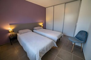 3 slaapkamers, een strijkplank/strijkijzer, wifi