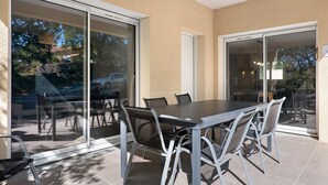 Outdoor dining - Villa 'Gite Les Bouches Rouges 6 Personnes' with Mountain View, Wi-Fi and Air Conditioning (Vesseaux)
