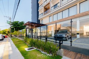 Front of property - Fully Equipped Apartments in a Building With a Pool and Gym, 280m From the Beach - Clfs (Salvador)