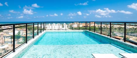 สระว่ายน้ำกลางแจ้ง