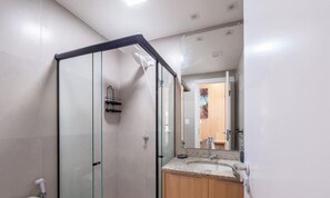 Basic Apartment | Bathroom