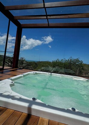 Outdoor spa tub - CASA DO DECK - Sauna, HotTub, Deck, Sinuca e Vista (Armação dos Búzios)