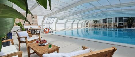 Piscine couverte, chaises longues