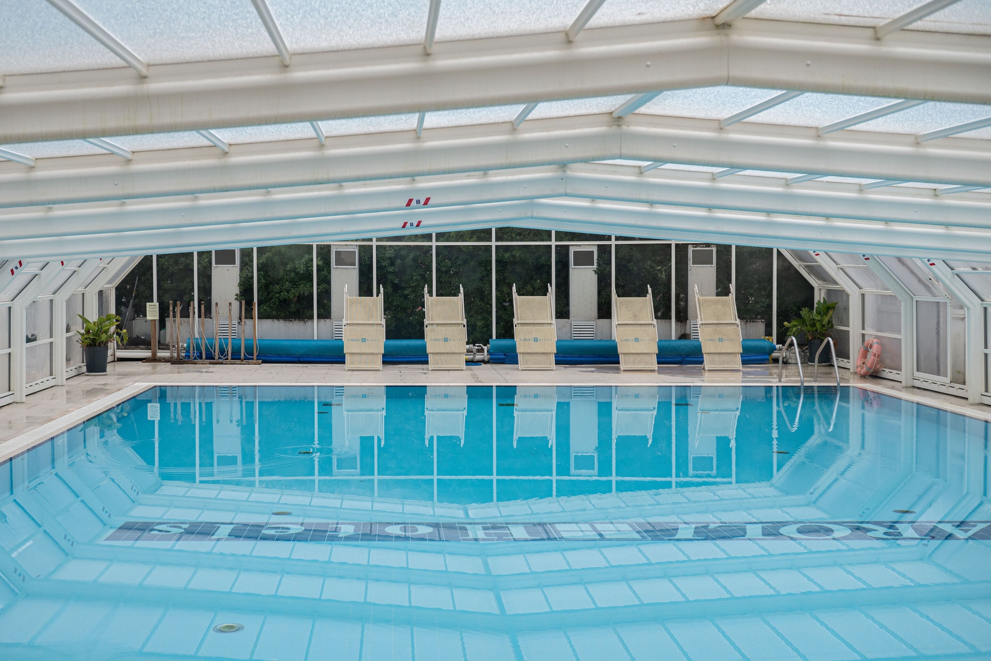 Piscina interna, espreguiçadeiras